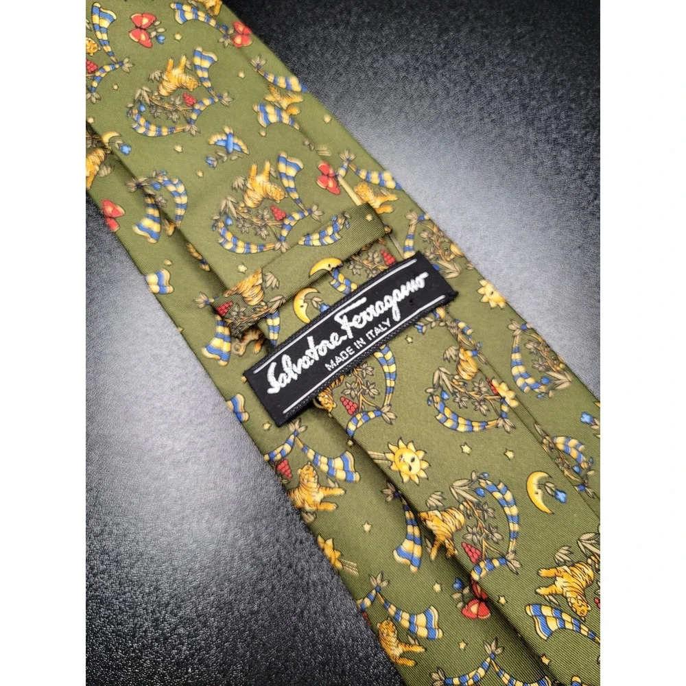 Salvatore Ferragamo Men's Necktie Green Tiger Silk 3.75x58 Excellent